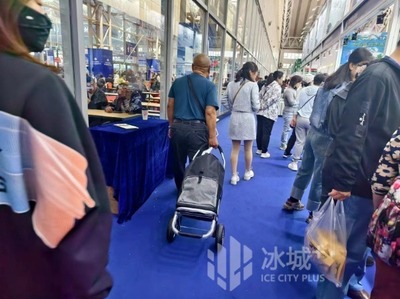 【展会深一度】购物车、旅行箱齐上场,市民游客展馆&ldquo;扫货&rdquo;忙
